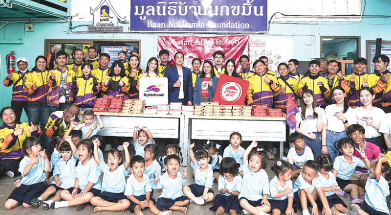 แบ่งปันความอร่อย : สุดาภา นาคเวก Chief Marketing Officer, Pizza Hut ประเทศไทย และ พงศ์ปณต
อิงคสิทธิ์ Chief Commercial Officer บริษัท Purple Ventures Co., Ltd. (Robinhood) มอบ “พิซซ่า ฮัท”
ให้เด็กๆในมูลนิธิบ้านนกขมิ้น พร้อมจัดคาราวานไรเดอร์ “Pizza Hut x Robinhood” เพื่อให้บริการจัดส่งพิซซ่า
ร้อนๆ ถึงหน้าบ้านลูกค้าในพื้นที่กรุงเทพฯ และปริมณฑล รวดเร็วโดย “โรบินฮู้ด” แอปฟู้ดเดลิเวอรีสัญชาติไทย
