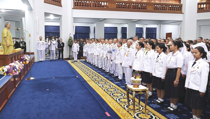 สมเด็จพระกนิษฐาธิราชเจ้า กรมสมเด็จพระเทพรัตนราชสุดาฯ สยามบรมราชกุมารี เสด็จลง ณ ศาลาดุสิดาลัย สวนจิตรลดา พระราชทานพระราชวโรกาสให้ ศ.เกียรติคุณ นพ.ไกรสิทธิ์ ตันติศิรินทร์ ที่ปรึกษางานโครงการตามพระราชดำริฯ และ พล.ต.ท.นิตินัย หลังยาหน่าย ผู้บัญชาการตำรวจตระเวนชายแดน
นำคณะผู้บังคับบัญชาที่รับผิดชอบงานโครงการฯ ในโรงเรียนตำรวจตระเวนชายแดน และคณะครู พร้อมด้วยผู้ปฏิบัติงานและผู้สนับสนุนโครงการตาม
พระราชดำริ เฝ้าฯ ในโอกาสประชุมสัมมนาครูใหญ่โรงเรียนตำรวจตระเวนชายแดน ประจำปี 2568 ครั้งที่ 44 เมื่อวันจันทร์ที่ 5 พฤษภาคม 2568 เวลา 09.16 น.