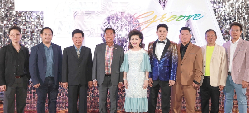
TOA ขอบคุณ : จตุภัทร์ ตั้งคารวคุณ ประธานเจ้าหน้าที่บริหาร บมจ.ทีโอเอ เพ้นท์ (ประเทศไทย) และ ประจักษ์ - ละออ ตั้งคารวคุณ
จัดงาน “TOA Dealer Conference” ประจำปี 2568 พร้อมมอบโล่ Best Partner of the Year เพื่อขอบคุณพันธมิตรร้านค้า
ทั่วประเทศ โดยมีตัวแทนจำหน่ายจากบริษัทห้างร้านต่างๆ อาทิ สุวิชญ ศิริไกรวัฒนาวงศ์, สุทัศน์ - อนุรักษ์ เลิศรัตนชัยกิจ,
สุธี วงศ์กิติกำจร, สิทธาวัชร์ พงศ์พัฒนภิญโญ และ กิตติวินท์ สุขสด ร่วมงาน ที่ โรงแรมเซ็นทารา แกรนด์ เซ็นทรัลเวิลด์