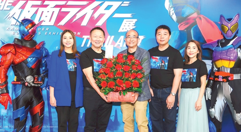 ฉลอง 50 ปี : สมพล ตรีภพนารถ ประธานเจ้าหน้าที่บริหาร ธุรกิจศูนย์การค้า บมจ.เอ็ม บี เค และ สหัพย์ภัค
โชควิจิตรกุล กก.ผจก.ศูนย์การค้าเอ็ม บี เค เซ็นเตอร์ แสดงความยินดีกับ กฤษณ์ สกุลพานิช ปธ.จนท.บห.
บจก.เดกซ์, เกียรติกมล เอี่ยมพึ่งพร ปธ.บห.บจก.ไฟว์สตาร์ เอเจนซี่ และ พิชชาภา ณรงค์พันธ์ กก.ผจก.เจแปน อนิเมะ
มูฟวี่ ไทยแลนด์ ในงาน “KAMEN RIDER 50 YEARS EXHIBITION” ที่ศูนย์การค้าเอ็ม บี เค เซ็นเตอร์