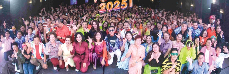 จักรวาลแห่งความสนุกสนาน : นุสรา (อัสสกุล) บัญญัติปิยพจน์ ประธานเจ้าหน้าที่บริหาร และ กก.ผจก.บมจ.ไทยสมุทรประกันชีวิต พร้อมด้วย สมชัย
อาภรณ์ศิริพงษ์ Deputy Chief Executive Officer จัดงาน “OCEAN FAMILY PARTY 2025” ภายใต้ธีม “มันส์ดิเวิร์ส” โดยมีกิจกรรมพิเศษ อาทิ SHOWDIVERSE CONTEST การแสดงสุดสร้างสรรค์จากพนักงาน, มอบของรางวัลมากมาย และมินิคอนเสิร์ตจาก “ไอซ์ ศรัณยู” เพื่อขอบคุณและตอบแทนพลังความรักจากทุกคนในครอบครัว OCEAN LIFE ไทยสมุทร ที่ร่วมกันสนับสนุนการขับเคลื่อนองค์กรอย่างต่อเนื่อง