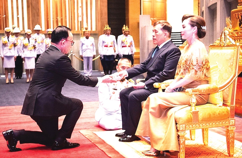 พระบาทสมเด็จพระเจ้าอยู่หัว และสมเด็จพระนางเจ้าฯพระบรมราชินี เสด็จพระราชดำเนินไปทอดพระเนตรการแสดงเฉลิมพระเกียรติ “แซ่ซ้องทศมสยามินทร์
นาฏศิลป์ไทย-
ตะวันตก” โดยคณะ
ผู้แสดงจาก Brigham Young University อันมีชื่อเสียงแห่ง
สหรัฐอเมริกาในการนี้
ม.ล.ปนัดดา ดิศกุลเลขาธิการ มูลนิธิิศรีสวางควัฒน ใน
พระอุปถัมภ์ฯเข้าเฝ้าฯรับพระราชทานเหรียญที่ระลึก ณ โรงละครอักษรา เขตราชเทวีกรุงเทพมหานคร