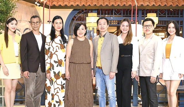 คุ้มค่าทุกมื้อ : ขวัญแก้ว สิริจินดา Head of Asset Commercialization - Account Management บมจ.เซ็นทรัลพัฒนา และ ชัยพล กฤตยาวาณิชย์ ผอ.อาวุโส
ฝ่ายการตลาด บจก.บัตรกรุงศรีอยุธยา จัดแคมเปญ “อิ่มทุกเดย์ เปย์เดย์ยิ่งคุ้ม” มอบความอร่อยสุดคุ้มให้ลูกค้า ที่ร้านอาหารชั้นนำภายในศูนย์การค้าเซ็นทรัล 10 สาขา