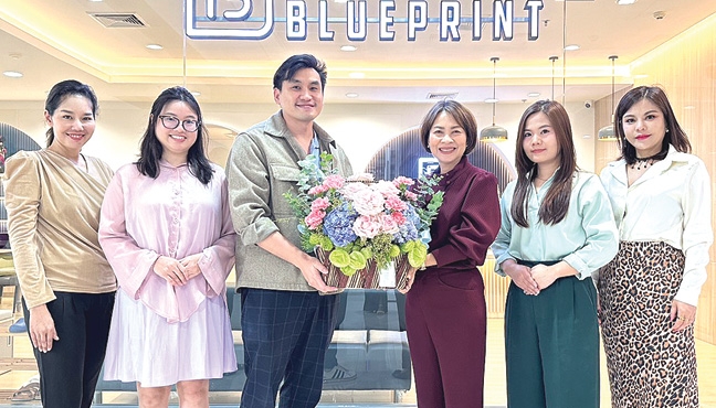 เปิดสาขาใหม่ : จรูญรัตน์ สาลี กก.ผจก.บจก.พาราไดซ์ พาร์ค มอบดอกไม้ร่วมแสดงความยินดีให้แก่ ณัฐพล ทิพธัญญาธร และ จินดาพร สุนทโรทัย กก.ผจก.บจก.ไดมอนด์ เอดดูเคท ในโอกาสเปิด “Physics Blueprint” สถาบันสอนฟิสิกส์และความถนัดทางวิศวะ ที่ศูนย์การค้าพาราไดซ์ พาร์ค ถนนศรีนครินทร์