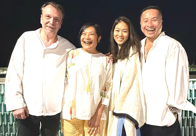 มื้อค่ำสุดพิเศษ : ธีรวัลคุ์ เตชะอุบล ผจก.ฝ่ายพัฒนาโครงการ กลุ่มโรงแรมในเครือเคป แอนด์ แคนทารี ต้อนรับ เชฟนก-จุฑาทิพ สุนทรนนท์ เจ้าของร้านอาหารไทยกัลยา เมืองฟิลาเดลเฟีย สหรัฐอเมริกา และ ฟิลลิป ลิม ผู้ร่วมก่อตั้ง 3.1 Phillip Lim แบรนด์เสื้อผ้าไฮเอนด์ชื่อดังระดับโลก ที่ โรงแรมเคปฟาน เกาะสมุย