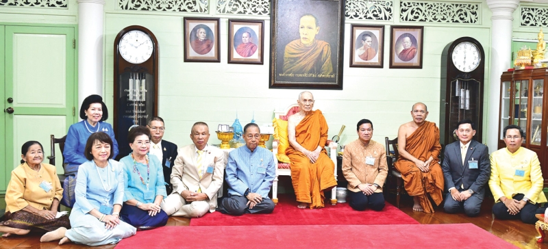 สมเด็จพระอริยวงศาคตญาณ สมเด็จพระสังฆราช สกลมหาสังฆปริณายก โปรดให้ พล.อ.อ.ชลิต
พุกผาสุข องคมนตรี ในฐานะ ประธานคณะกรรมการจัดสร้างพระสมเด็จองค์ปฐม นำ พระอธิการธาตุ อธิปัญโญ
เจ้าอาวาสวัดเทพประทาน ผู้ริเริ่มโครงการจัดสร้างพระฯพร้อมด้วยคณะกรรมการ เข้าเฝ้าเพื่อถวายสรุปโครงการ และถวายหนังสือ“พลังแห่งศรัทธา” ณ ตำหนักอรุณ วัดราชบพิธสถิตมหาสีมาราม เขตพระนคร