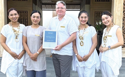 ได้รับความนิยมสูงสุดทั่วโลก : คริสเตียน เริลช์ลิ ผจก.ทั่วไป
โรงแรมเคปนิทรา หัวหิน พร้อมด้วยพนักงานโรงแรมฯ ร่วมกันยินดีที่โรงแรมเคปนิทรา หัวหิน ได้รับรางวัล HolidayCheck Award 2025 จาก HolidayCheck โดยได้รับคะแนน 5.9 จาก 6