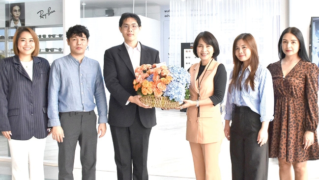 เปิดสาขาใหม่ : จรูญรัตน์ สาลี กรรมการผู้จัดการ บริษัท พาราไดซ์ พาร์ค จำกัด มอบดอกไม้ร่วมแสดงความยินดีให้แก่ ประสิทธิ์ เกียรติวัชรวิทย์ กรรมการ บริษัท อาหารตา จำกัด ในโอกาสเปิด “Prism : Optical Lab”ศูนย์บริการสายตา
และเลนส์ครบวงจรให้บริการตรวจวัด
สายตาโดยนักทัศนมาตรผู้เชี่ยวชาญพร้อมเครื่องมือวัดสายตาที่ทันสมัย แม่นยำ
และบริการให้คำปรึกษาที่ชั้น 3 ศูนย์การค้าพาราไดซ์ พาร์ค ถนนศรีนครินทร์
