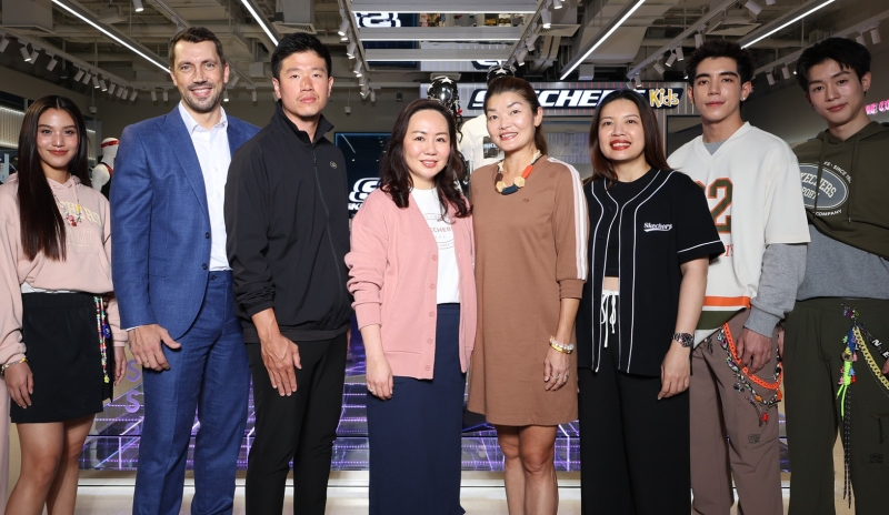 คอลเลคชั่นใหม่ : จิตรฤดี พนิตพล รอง กก.ผจก.กลุ่มสินค้าแฟชั่นและนาฬิกา บจก.เซ็นทรัล มาร์เก็ตติ้ง กรุ๊ป เปิดตัวสโตร์ MegaBangna โฉมใหม่ พร้อม “Skechers Street™ Shadow” โดยมี ไข่มุก นิลเศรษฐี ผจก.ทั่วไปอาวุโส Skechers
ประเทศไทย และผู้บริหาร CMG ร่วมงาน ที่ SKETCHERS Store MegaBangna