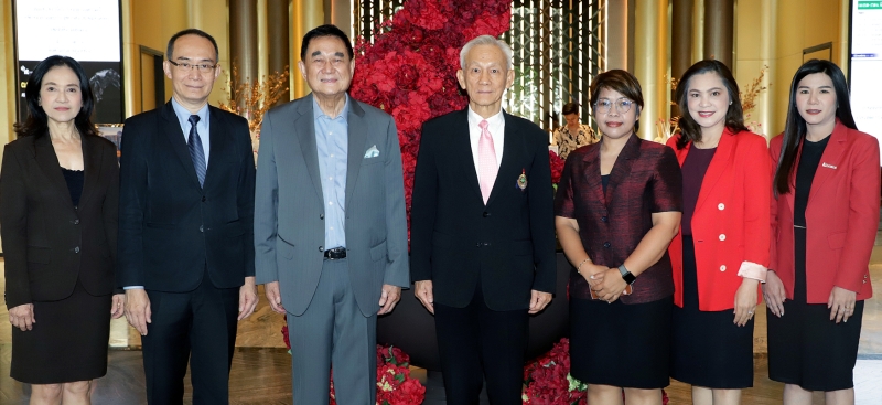 สัมมนาทางวิชาการ : ดร.อัศวิน อิงคะกุล ประธานกรรมการบริหาร มิราเคิล กรุ๊ป ต้อนรับ ศ.พิเศษ จรัญ ภักดีธนากุล อดีตตุลาการศาลรัฐธรรมนูญ และกรรมการกฤษฎีกา ในงานสัมมนาทางวิชาการเนื่องในวาระศาลรัฐธรรมนูญครบ 27 ปี
หัวข้อ “ศาลรัฐธรรมนูญกับการก้าวสู่ทศวรรษที่ 4 บทบาทและความคาดหวัง” จัดโดย สำนักงานศาลรัฐธรรมนูญ โดยมี
กิติมา แก้วนะรา เลขานุการตุลาการศาลรัฐธรรมนูญ และคณะผู้บริหารโรงแรมฯ ร่วมต้อนรับ ที่ โรงแรมอัศวิน แกรนด์ คอนเวนชั่น