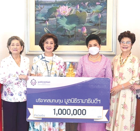 ทำบุญวันเกิด : เยาวภา ลิ้มสวัสดิ์วงศ์ พร้อมครอบครัว ร่วมบริจาคเงิน 1 ล้านบาท ในโอกาสครบรอบวันเกิด สมทบทุนมูลนิธิรามาธิบดีฯ
เพื่อสร้างอาคารโรงพยาบาลรามาธิบดีย่านนวัตกรรมโยธี โดยมี
มาลี สังวาลย์เล็ก รองผจก.มูลนิธิรามาธิบดีฯ รับมอบ ที่บ้านสุขุมวิท