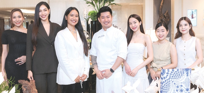 แรงบันดาลใจจากปลาตะเพียนสาน : อนุพงษ์ นวลฉวี หัวหน้าพ่อครัวเพสทรี
โรงแรมอนันตรา สยาม กรุงเทพ ร่วมกับ อารียา บุญช่วยแล้ว ดีไซเนอร์และเจ้าของ
แบรนด์ InThai เปิดตัวชุดน้ำชายามบ่าย “The Woven Carp Afternoon Tea”
เสิร์ฟความอร่อยทั้งเมนูคาวหวานแบบไทยทัช ที่โรงแรมอนันตรา สยาม กรุงเทพ

