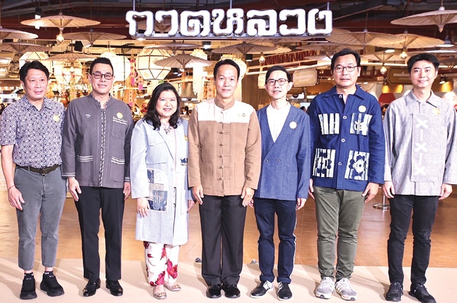 “กาดหลวง” โฉมใหม่ : ศิวะ ธมิกานนท์ รอง ผวจ.เชียงใหม่, ภัทรา ทรัพยะประภา ผู้บริหารสายงาน
ธุรกิจศูนย์อาหาร บมจ.เซ็นทรัลพัฒนา และ พรเทพ
อรรถกิจไพศาล ผอ.กลุ่มงานปฏิบัติการสาขาภาคเหนือ ร่วมกัน
เปิดโซน “กาดหลวง” แหล่งรวมร้านอาหารชื่อดัง ร้าน
มิชลิน และร้านยอดนิยม กว่า 98 ร้าน พร้อมเมนูเด็ดกว่า 2,000 รายการ ที่ ศูนย์การค้าเซ็นทรัล เชียงใหม่ แอร์พอร์ต