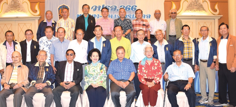 สังสรรค์ วปรอ.366 : พล.อ.อ.อำพล อินทรไทยวงศ์ ประธานคณะนักศึกษาวิทยาลัยป้องกันราชอาณาจักร รุ่น 366 จัดงานเลี้ยงสังสรรค์
ในโอกาสวันคล้ายวันเกิดเพื่อนร่วมรุ่น วปรอ.366 พร้อมคู่สมรส โดยมี พล.อ.กอบศักดิ์ รักแผน, ศ.(พิเศษ) สมชาย พงษธา, คุณหญิงทิพยวรรณ
ตันตกิตติ์, ดร.สุชน เหมันต์, หาญ เชี่ยวชาญ, ดร.กิจจา ใจเย็น, รศ.ม.ร.ว.วุฒิเลิศ เทวกุล, ดร.ต่อพงศ์ วัจนะสวัสดิ์, บัณฑิต โสตถิพลาฤทธิ์, พล.ท.ประสงค์ ปานเจริญ และ วันนิวัติ ศรีไกรวิน มาร่วมอวยพรเพื่อนร่วมรุ่นอย่างอบอุ่น ที่โรงแรมมณเฑียร ริเวอร์ไซด์ ถนนพระรามที่ 3