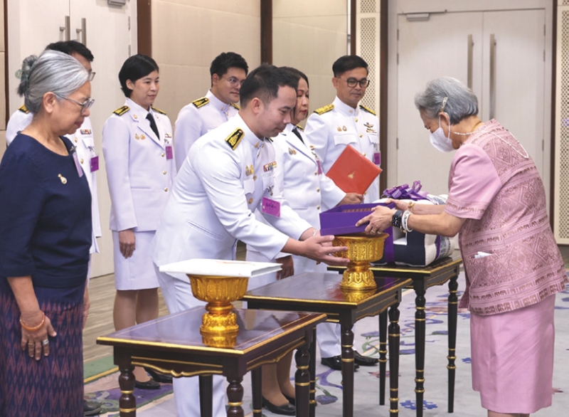 สมเด็จพระกนิษฐาธิราชเจ้า กรมสมเด็จพระเทพรัตนราชสุดาฯ สยามบรมราชกุมารี เสด็จออก ณ วังสระปทุม
พระราชทานพระราชวโรกาสให้ รศ.ชาญชัย พานทองวิริยะกุล อธิการบดี มหาวิทยาลัยขอนแก่น
นำคณะผู้บริหารเฝ้าฯ กราบบังคมทูลรายงานผลการจัดงานประกวดละครเยาวชนสร้างสรรค์ ระดับมัธยมศึกษา “แก่นอีสานวัฒน์” ครั้งที่ 6 ชิงถ้วยพระราชทานฯ เมื่อวันศุกร์ที่ 2 พฤษภาคม 2568 เวลา 09.00 น.
