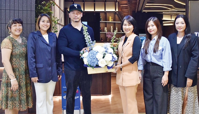 เปิดสาขาใหม่ : จรูญรัตน์ สาลี กก.ผจก.บริษัท พาราไดซ์ พาร์ค จำกัด ร่วมแสดงความยินดีกับ กุลวัฒน์ คุณาทรกุล Managing Director บจก.ทีกิชิ กรุ๊ป ในโอกาสเปิดTIKISHIร้านอาหารญี่ปุ่นที่นำความสดใหม่ของวัตถุดิบชั้นดีจากทะเลอันดามันผสมผสานวัฒนธรรมการทำอาหารแบบญี่ปุ่น ที่ ศูนย์การค้าพาราไดซ์ พาร์ค