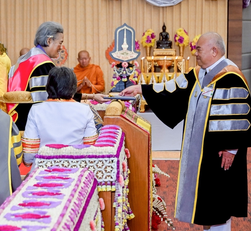สมเด็จพระกนิษฐาธิราชเจ้า กรมสมเด็จพระเทพรัตนราชสุดาฯ สยามบรมราชกุมารี เสด็จพระราชดำเนินแทนพระองค์ไปในการพระราชทานปริญญาบัตรแก่ผู้สำเร็จการศึกษา ประจำปีการศึกษา 2566 จาก มหาวิทยาลัยมหาสารคาม จังหวัดมหาสารคาม ในการนี้ นายฉัตรชัย พรหมเลิศ เข้ารับพระราชทานปริญญาปรัชญาดุษฎีบัณฑิตกิตติมศักดิ์ สาขาวิชารัฐประศาสนศาสตร์ เมื่อวันพฤหัสบดีที่ 15 พฤษภาคม 2568