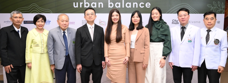 โซนใหม่ล่าสุด : นภารัตน์ ศรีวรรณวิทย์ Chief Finance, Accounting and Risk Management
Officer บมจ.เซ็นทรัลพัฒนา และ พิมพ์พร งามขจรวิวัฒน์ Asset Director ศูนย์การค้าเซ็นทรัลเวิลด์
เปิด “Urban Balance” พร้อมเปิด 26 แบรนด์ใหม่ในรูปแบบคอนเซ็ปต์สโตร์และแฟล็กชิปสโตร์ ครอบคลุมบริการด้านสุขภาพและความงามแบบครบวงจร โดยมีคณะผู้บริหารร่วมกันต้อนรับแขก ที่ ชั้น 5 ศูนย์การค้าเซ็นทรัลเวิลด์