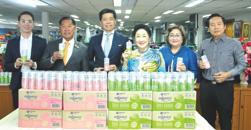 สดชื่นอร่อยสไตล์ญี่ปุ่น : นพ.ณรงค์ฤทธิ์ ตั้งคารวคุณ ประธานเจ้าหน้าที่บริหาร บริษัท ฮอกไกโด ฟู้ด แอนด์ เบฟเวอเรจ จำกัด พร้อมด้วย ประจักษ์ ตั้งคารวคุณ ร่วมมอบเครื่องดื่มฮอกไกโด “มิโกโตะ” สปาร์คกิ้ง โซดา รสพีช และรสเมลอน เครื่องดื่มพรีเมียมจากญี่ปุ่น หอมอร่อยซ่า มีวิตามิน และไม่มีน้ำตาล เติมความสดชื่นอย่างมีระดับ จำนวน 1,200 กระป๋อง ให้แก่ ผาณิต พูนศิริวงศ์ ประธานเจ้าหน้าที่ บริษัท หนังสือพิมพ์แนวหน้า จำกัด เพื่อสนับสนุนการดำเนินงานของหนังสือพิมพ์แนวหน้า โดยมี ธนเดช อิงคภัทรางกูร บก.ภาพข่าวสังคม ร่วมรับมอบ ที่สำนักงานหนังสือพิมพ์แนวหน้า