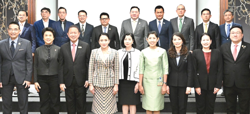 สัมมนานักธุรกิจไทย-เวียดนาม : แพทองธาร ชินวัตร นายกรัฐมนตรี พบปะนักธุรกิจไทยที่ลงทุนในสาธารณรัฐสังคมนิยมเวียดนาม ในงาน “Thailand-
Viet Nam Business Forum” ภายใต้หัวข้อ “1+1 = Zero Boundary on Three Connects” โดยมี สนั่น อังอุบลกุล ประธานอาวุโส
หอการค้าไทย และสภาหอการค้าแห่งประเทศไทย, ธรรมศักดิ์ เศรษฐอุดม, จรีพร จารุกรสกุล, ชฎาทิพ จูตระกูล, สมหะทัย พานิชชีวะ, มนตรี
สุวรรณโพธิ์ศรี, ธรรม์ จิราธิวัฒน์ และ โสภณ ราชรักษา ร่วมงาน ที่ โรงแรม Melia Hanoi กรุงฮานอย สาธารณรัฐสังคมนิยมเวียดนาม