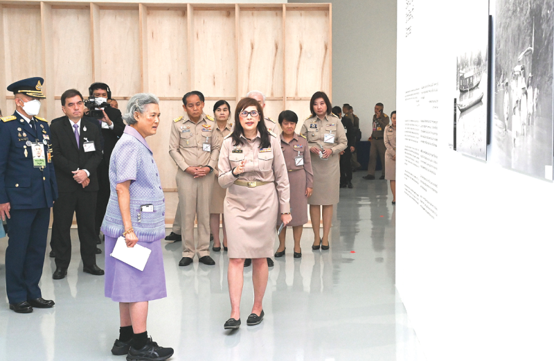 สมเด็จพระกนิษฐา
ธิราชเจ้า กรมสมเด็จ
พระเทพรัตนราชสุดาฯ
สยามบรมราชกุมารี
เสด็จพระราชดำเนินไปทรงเปิดนิทรรศการพิเศษภาพถ่ายจากฟิล์ม
กระจก ชุด หอพระสมุด
วชิรญาณ ครั้งที่ 3
จัดโดย กรมศิลปากร
และหน่วยงานต่างๆ
โดยนิทรรศการพิเศษชุดนี้ ท่านผู้หญิง
สิริกิติยา เจนเซน
เรียบเรียงและ
ออกแบบนิทรรศการ
ณ หอศิลปวัฒนธรรม
แห่งกรุงเทพมหานคร เขตปทุมวัน เมื่อวันพุธที่
21 พฤษภาคม 2568