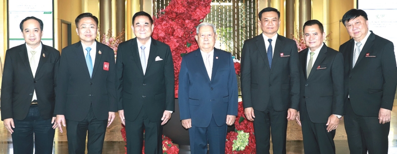 จบหลักสูตร : พล.อ.สุรยุทธ์ จุลานนท์ ประธานองคมนตรี เป็นประธานในพิธีมอบประกาศนียบัตรแก่ผู้สำเร็จการอบรม หลักสูตร “Medical Hub Executive Program 2025” จัดโดย กรมสนับสนุนบริการสุขภาพ กระทรวงสาธารณสุข ร่วมกับมูลนิธิกรมสนับสนุนบริการสุขภาพ โดยมี นพ.สุระ
วิเศษศักดิ์ ประธานหลักสูตร MEP 2025, ดร.นพ.ภานุวัฒน์ ปานเกตุ อธิบดีกรมสนับสนุนบริการสุขภาพ, นพ.สุรโชค ต่างวิวัฒน์ เลขาธิการคณะกรรมการอาหารและยา และ ดร.อัศวิน อิงคะกุล ประธานกรรมการบริหาร มิราเคิล กรุ๊ป ต้อนรับ ที่ โรงแรมอัศวิน แกรนด์ คอนเวนชั่น
