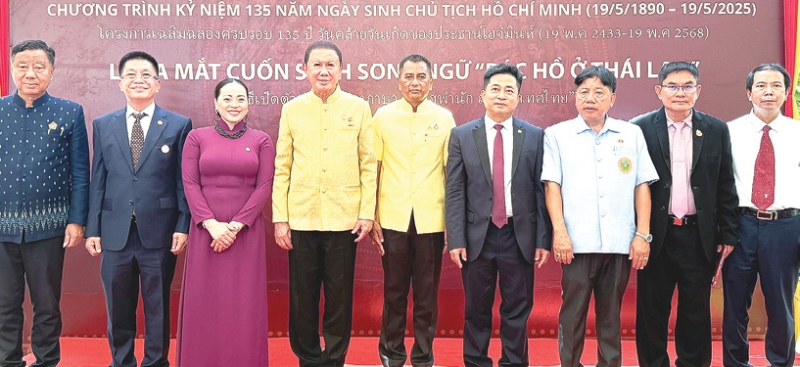 ครบรอบ 135 ปี : สนั่น อังอุบลกุล นายกสมาคมมิตรภาพไทย-เวียดนาม พร้อมด้วย ราชันย์ หุ้นซั้ว
ผู้ว่าราชการจังหวัดอุดรธานี และ ดินห์ ฮวง ลินห์ กงสุลใหญ่เวียดนาม ประจำจังหวัดขอนแก่น เป็นประธานร่วมในพิธีเปิด “งานฉลอง 135 ปี ครบรอบวันเกิดประธานโฮจิมินห์” โดยมี ทอง กุลธัญวัฒน์, เรืองยุทธ เลือง
และ กัณฑ์พงศ์ สุระวรรณวิจิตร ร่วมงาน ที่ แหล่งอนุสรณ์สถานประธานโฮจิมินห์ จังหวัดอุดรธานี