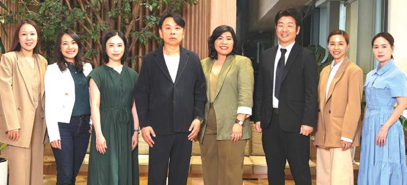 ศูนย์รวมแรงบันดาลใจของการใช้ชีวิต : ดร.ณัฐกิตติ์ ตั้งพูลสินธนา กก.ผจก.สายงานการตลาด บมจ.เซ็นทรัลพัฒนา และ มณีจันทร์ สมิทธิสมบูรณ์ Head of B2B Marketing ร่วมกับร้านค้าแบรนด์ชั้นนำ อาทิ
อีเกีย มูจิ นิโตริ ฯลฯ จัดแคมเปญ “Style Your Space” ให้ลูกค้าได้ค้นหา เลือกซื้อและดีไซน์พื้นที่ส่วนตัว
ในแบบที่ใช่สไตล์ที่ชอบพร้อมรับดีลพิเศษจากร้านค้าแบรนด์ดังระดับโลก ในศูนย์การค้าเซ็นทรัลทั่วประเทศ