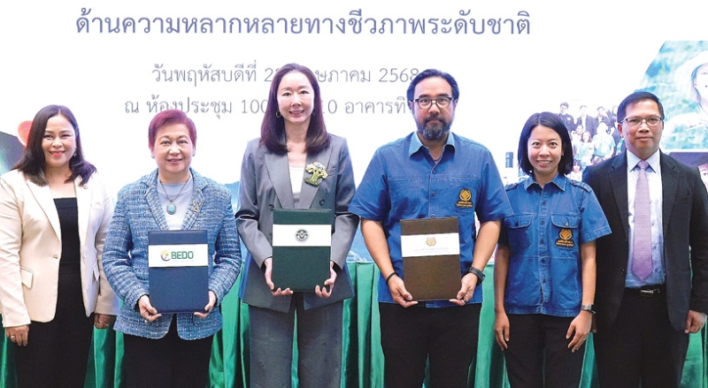 ปลูกป่า ปลูกคน : ม.ล.ดิศปนัดดา ดิศกุล เลขาธิการ มูลนิธิแม่ฟ้าหลวง ในพระบรมราชูปถัมภ์ ร่วมกับ ดร.ชญานันท์ ภักดีจิตต์ เลขาธิการ สผ. และ สุวรรณา เตียรถ์สุวรรณ ผอ.สพภ. ลงนามเพื่อร่วมมือในการผลักดัน แผนปฏิบัติการด้านความหลากหลายทางชีวภาพระดับชาติ NBSAP พ.ศ. 2566-2570 ฉบับที่ 5 ของไทย ขับเคลื่อนยุทธศาสตร์ชาติ เพื่อคุณภาพชีวิตของชุมชนอย่างสมดุล สู่เป้าหมายสิ่งแวดล้อมโลกที่ยั่งยืน