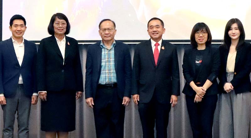 รับฟังความคิดเห็น : ศ.พิเศษ วิศิษฏ์ วิศิษฏ์สรอรรถ ปลัดกระทรวงดิจิทัลเพื่อเศรษฐกิจและสังคม เปิดการประชุม “ร่างหลักการของกฎหมายว่าด้วยปัญญาประดิษฐ์” จัดโดย ดร.ศักดิ์ เสกขุนทด สนง.พัฒนาธุรกรรมทางอิเล็กทรอนิกส์ โดยมี ดร.ชาญวิทย์ บุญช่วย นายกสมาคมผู้ประกอบการปัญญาประดิษฐ์ฯ และ ม.ร.ว.นงคราญ ชมพูนุท ประธานสภาดิจิทัลเพื่อเศรษฐกิจและสังคมฯ ร่วมงาน ที่ โรงแรมดิ เอมเมอรัลด์