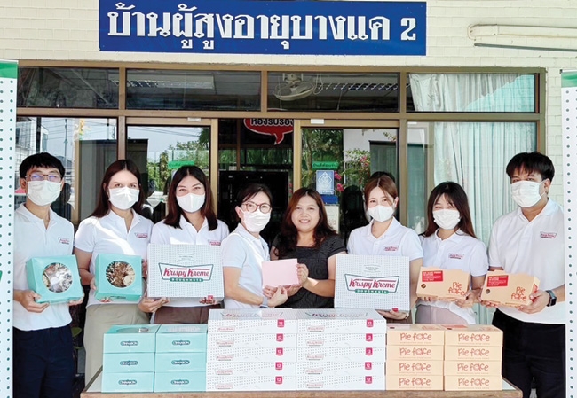 เสริมสร้างกำลังใจ : ดร.อุษณีย์ มหากิจศิริ ลีโอณีโอ ประธาน บริษัท เคเอฟยู
จำกัด ส่งทีมพนักงานจิตอาสาไปเลี้ยงอาหารกลางวันและผลิตภัณฑ์ในเครือ พร้อม
มอบเงินบริจาคให้แก่ ชนัตตา เทียนกัณฑ์เทศน์ ผู้ปกครองสถานสงเคราะห์
คนชรา บ้านบางแค 2 เพื่อสนับสนุนกิจการสถานสงเคราะห์คนชรา บ้านบางแค 2