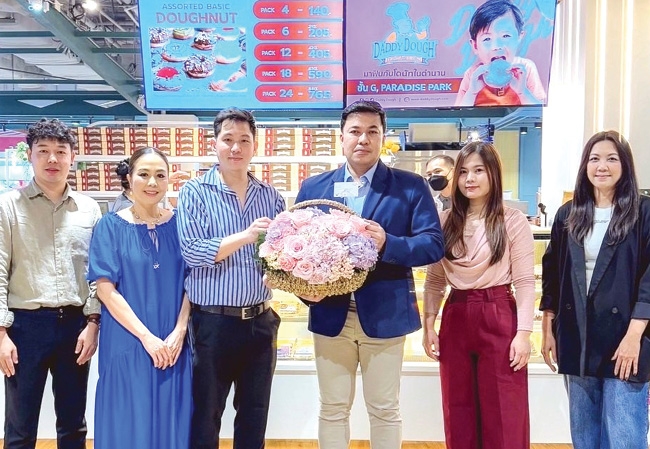 เปิดสาขาใหม่ : เอกกร อัมบัส ผู้ช่วยกรรมการผู้จัดการ บริษัท พาราไดซ์ พาร์ค จำกัด
ร่วมยินดีกับ ปกรณ์ ทวีผลเจริญ Managing Director และ เมธวี ฉายารัตน์ General Manager บริษัท แด๊ดดี้ โด (ประเทศไทย) จำกัด ในโอกาสเปิดร้าน Daddy Dough โดนัทสัญชาติไทย สาขาที่ 6 ที่ ศูนย์การค้าพาราไดซ์ พาร์ค
