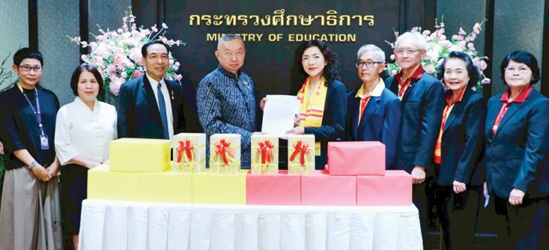 ส่งเสริมการอ่าน : พล.ต.อ.เพิ่มพูน ชิดชอบ รมว.ศึกษาธิการ รับมอบหนังสือ “ปฏิจจสมุปบาท เหตุผลแห่งวัฏสงสาร”
จากศิษย์เก่าคณะรัฐศาสตร์ มหาวิทยาลัยธรรมศาสตร์ “สิงห์แดง 30” นำโดย วิทูรัช ศรีนาม อดีต ผวจ.จันทบุรี, ประสงค์
คงเคารพธรรม อดีตรอง ผวจ.ฉะเชิงเทรา, สุมนี วราชิต และ ธนากร ดอนเหนือ เพื่อนำไปให้บริการในห้องสมุดประชาชน “เฉลิมราชกุมารี” จำนวน 110 แห่งในทุกพื้นที่ทั่วประเทศ เพื่อเพิ่มโอกาสการเรียนรู้ ลดความเหลื่อมล้ำทางการศึกษา