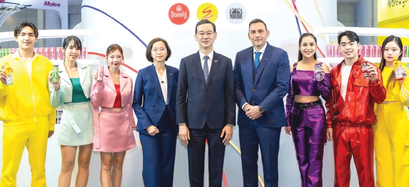 ส่งเสริมการค้าระหว่างประเทศ : สราวุฒิ อยู่วิทยา ประธานเจ้าหน้าที่บริหาร กลุ่มธุรกิจ TCP ร่วมงาน “THAIFEX – Anuga Asia 2025” ชูศักยภาพ“House of Great Brands” สะท้อนพลังแห่งการเติบโต
ขับเคลื่อนสู่เวทีโลก และเปิดโอกาสเจรจาธุรกิจกับพันธมิตรใหม่ทั่วโลก รุกตลาดต่างประเทศต่อเนื่อง ขยายการส่งออก
แบรนด์หลักอย่างสปอนเซอร์ เรดดี้ และวอริเออร์สู่ตลาดใหม่ 4 ภูมิภาคทั่วโลก ที่ ศูนย์ฯ อิมแพ็ค เมืองทองธานี