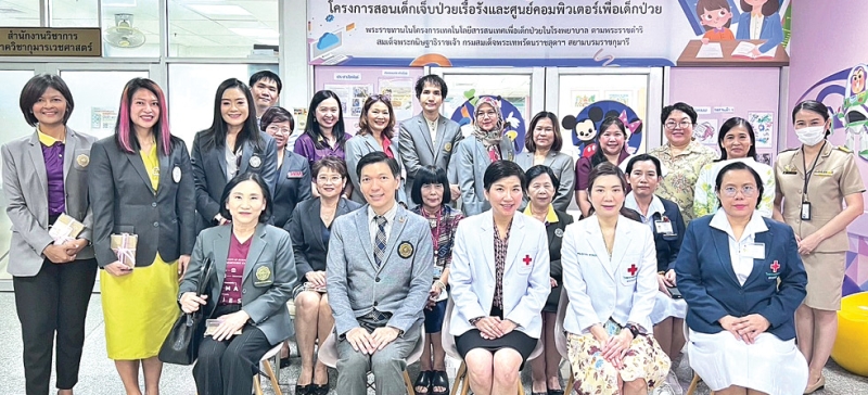 กุมารเวชศาสตร์ : ศ.พญ.ดารินทร์ ซอโสตถิกุล หัวหน้าโครงการเด็กเจ็บป่วยเรื้อรังและศูนย์คอมพิวเตอร์เพื่อเด็กป่วยฯ
โรงพยาบาลจุฬาลงกรณ์ สภากาชาดไทย ต้อนรับ คณะผู้บริหารและคณาจารย์จาก บัณฑิตวิทยาลัย มหาวิทยาลัยศรีนครินทรวิโรฒ นำโดย รศ.นพ.ฉัตรชัย เอกปัญญาสกุล คณบดีบัณฑิตวิทยาลัย เข้าศึกษาดูงาน และฟังบรรยายการดำเนินการของโครงการเด็กเจ็บป่วยเรื้อรังและศูนย์คอมพิวเตอร์เพื่อเด็กป่วยฯ ณ ห้องเรียนเด็กเจ็บป่วยเรื้อรัง โรงพยาบาลจุฬาลงกรณ์ สภากาชาดไทย