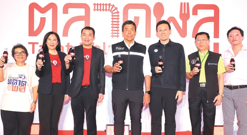 พลิกโฉมสตรีทฟู้ด : ศรุต วิทยารุ่งเรืองศรี ผอ.อาวุโสฝ่ายองค์กรสัมพันธ์ฯ บจก.โคคา-โคล่า ประจำประเทศไทยและลาว, ชัชชาติ สิทธิพันธุ์ ผู้ว่าราชการกรุงเทพมหานคร และ สนง.เขตธนบุรี ประกาศความร่วมมือปรับปรุงพื้นที่สำหรับร้านค้าใต้สะพานรัชดาภิเษก ฝั่งทางรถไฟตลาดพลู เขตธนบุรี กรุงเทพฯ ให้สะอาด สวยงาม และเป็นระเบียบ ผ่านแคมเปญ “COKE Foodmarks” สู่การเป็น “แลนด์มาร์คสตรีทฟู้ดแห่งใหม่”