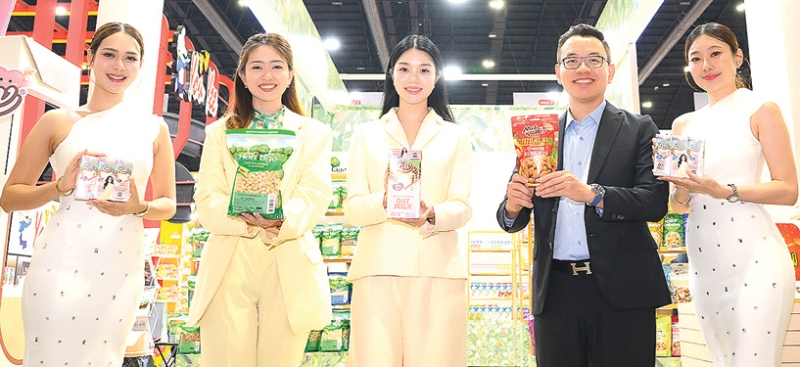 “เปิดประตูสู่โลกแห่งสุขภาพ” : วลัยทิพย์ ซื่อตรงมั่นคง ผอ.ฝ่ายสื่อสารองค์กร เครือเฮอริเทจ พร้อมผู้บริหารเครือเฮอริเทจ วศธร พลไพศาล และ สุริยา มูลศรี ร่วมออกบูธในงานแสดงสินค้าอาหารและเครื่องดื่มที่ใหญ่ที่สุด
ในภูมิภาคเอเชียแปซิฟิก “THAIFEX – ANUGA ASIA 2025” ภายใต้คอนเซ็ปต์ “Beyond Food Experience” นำเสนอผลิตภัณฑ์เพื่อสุขภาพคุณภาพเยี่ยม ซึ่งจัดถึง 31 พ.ค.2568 ที่ อิมแพ็ค เมืองทองธานี