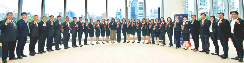 มาตรฐานสากล : นุสรา (อัสสกุล) บัญญัติปิยพจน์ ปธ.จนท.บห.บมจ.ไทยสมุทรประกันชีวิต และ สมชัย อาภรณ์ศิริพงษ์ Deputy Chief Executive Officer พร้อมคณะผู้บริหาร ร่วมยินดีกับที่ปรึกษาประกันชีวิต OCEAN LIFE ไทยสมุทร 25 ท่าน ที่ได้รับรางวัล “APFinSA Awards 2025” รางวัลระดับภูมิภาคเอเชีย-แปซิฟิกที่เชิดชูเกียรติที่ปรึกษาทางการเงินและตัวแทนประกันชีวิตที่มีผลงานยอดเยี่ยม มีศักยภาพในการดูแลลูกค้าอย่างมืออาชีพ และมุ่งมั่นพัฒนาคุณภาพการให้บริการอย่างต่อเนื่องจนเป็นที่ยอมรับในระดับสากล ที่ศูนย์การประชุมแห่งชาติสิริกิติ์