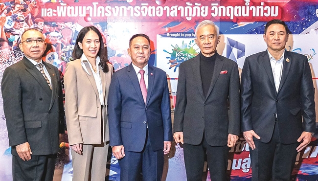 เจ็ทสกีไทยในเวทีโลก : สุวัจน์ ลิปตพัลลภ ประธานที่ปรึกษาสมาคมกีฬาเจ็ทสกีฯ
และ พล.ต.อ.เดชณรงค์ สุทธิชาญบัญชา นายกสมาคมฯ เปิดงาน “ขับเคลื่อน
เจ็ทสกีเป็นผู้นำบนเวทีโลก และพัฒนาโครงการจิตอาสากู้ภัย วิกฤตน้ำท่วม” โดยมี วุฒิศักดิ์ พิชญกานต์ ผจก.ทั่วไป โรงแรมเซ็นทารา แกรนด์ฯ ลาดพร้าว ต้อนรับ