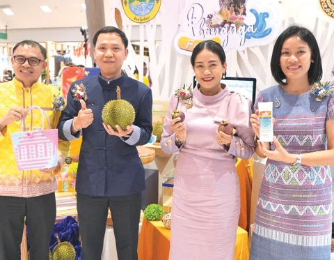 สร้างรายได้ให้เกษตรกร : บุญธรรม ถาวรทัศนกิจ รอง ผวจ.พังงา เปิดงาน “Phangnga Fair 2025” จำหน่ายสินค้าอัตลักษณ์พังงา ทั้งสินค้าเกษตร เกษตรแปรรูป สินค้าชุมชน อาหารทะเล อาหารทะเลแปรรูป ที่ ศูนย์การค้าเซ็นทรัล ภูเก็ต



