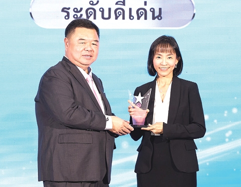 ระดับดีเด่น : จารุวรรณ งามพิสุทธิ์ไพศาล ผช.กก.ผจก.ใหญ่
อาวุโสฝ่ายทรัพยากรบุคคล บจก.เซ็นทรัล เรสตอรองส์ กรุ๊ป
(CRG) รับรางวัล องค์กรที่ส่งเสริมการจ้างงานและการมีรายได้
สำหรับผู้สูงอายุ ประจำปี 2568 จาก กรมกิจการผู้สูงอายุ พม.