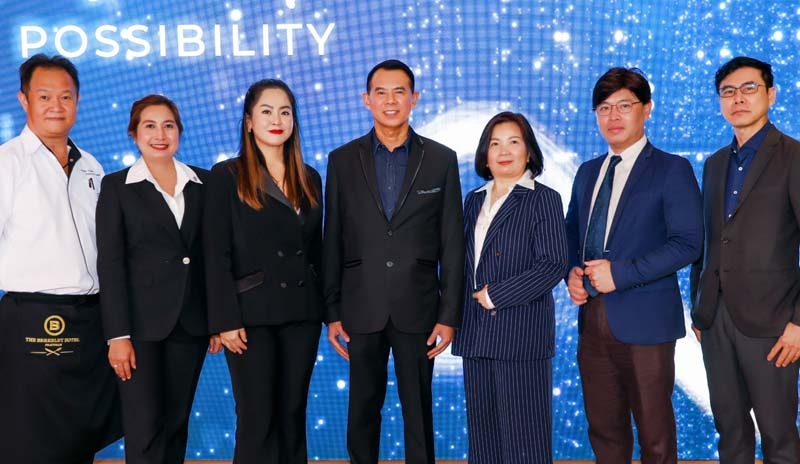 ตอบรับทุกความต้องการของอุตสาหกรรม MICE : ชัยพร อินทนิล ผจก.ทั่วไปส่วนภูมิภาค และ ภัคชุดา
ผลจริต ผอ.ฝ่ายงานบริหารรายได้ส่วนภูมิภาค บจก.พรหมมหาราชพัฒนาที่ดิน ผู้บริหารโรงแรมเดอะ เบอร์เคลีย์ ประตูน้ำ ต้อนรับผู้แทน
จากวงการอุตสาหกรรมไมซ์ (MICE) ในงานเปิดบ้านภายใต้แนวคิด “Infinite
Possibility” เพื่อแสดงถึงศักยภาพ
ไร้ขีดจำกัดของโรงแรมฯ ที่ โรงแรมเดอะ เบอร์เคลีย์ ประตูน้ำ เขตราชเทวี