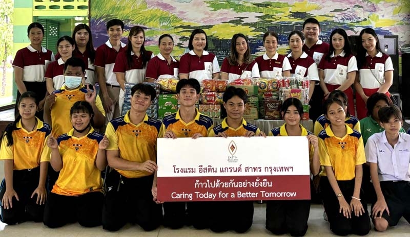 ตอบแทนสังคม : นันทญา ทองนิ่ม ผอ.ฝ่ายขาย โรงแรมอีสติน แกรนด์ สาทร กรุงเทพ จัดโครงการ “ก้าวไปด้วยกันอย่างยั่งยืน:Caring Today
for a Better Tomorrow”โดย
เลี้ยงอาหารกลางวันและมอบขนมให้แก่น้องๆ ที่มีความบกพร่องทางการได้ยิน เพื่อส่งความสุขและคุณภาพชีวิตที่ดีให้กับน้องๆ เยาวชนในชุมชน ซึ่งโรงแรมฯให้ความสำคัญในการดำเนินธุรกิจควบคู่ไปกับความรับผิดชอบต่อสังคม ที่ โรงเรียนโสตศึกษาทุ่งมหาเมฆ