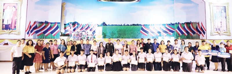 ตระหนักรู้สู่ความภูมิใจ : ธนียา นัยพินิจ ผวจ.พิจิตร และ ผอ.กองอำนวยการรักษาความมั่นคงภายในจังหวัดพิจิตร เป็นประธานในงานมอบรางวัลให้แก่ผู้ชนะการประกวดสุนทรพจน์ “เทิดพระเกียรติพระบาทสมเด็จพระเจ้าอยู่หัว 28 กรกฎา มหามงคล” เพื่อส่งเสริมความตระหนักรู้และปลูกฝังจิตสำนึกให้นักเรียนเกิดความรัก ความภาคภูมิใจในสถาบันหลักของชาติ ให้เยาวชนได้แสดงความคิดเห็นต่อปัญหา ข้อสงสัย ประเด็นความขัดแย้งในสังคมที่เกิดขึ้นในปัจจุบันอย่างสร้างสรรค์ มีเหตุมีผล โดยมี พ.อ.สัมฤทธิ์ ฉัตรวัฒนาสกุล รอง ผอ.รมน.พจ. ร่วมพิธี ที่ ศูนย์ราชการจังหวัดพิจิตร