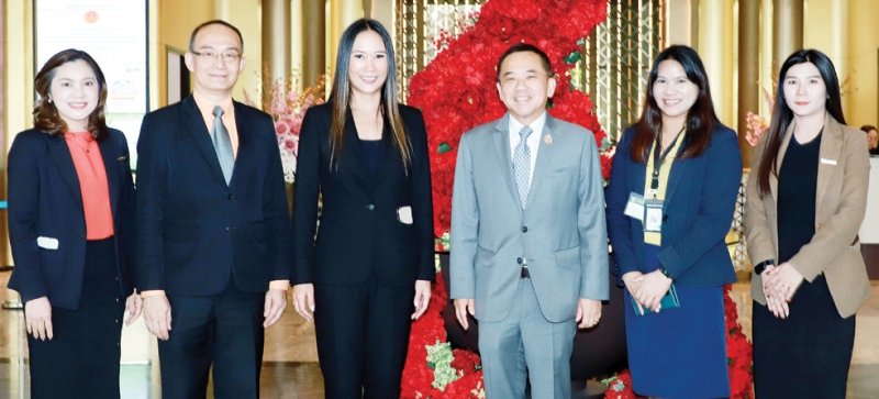 แนวทางป้องกัน : ลักษมีกานต์ อิงคะกุล ประธานเจ้าหน้าที่บริหาร มิราเคิล กรุ๊ป ต้อนรับ ศ.พิเศษ วิศิษฏ์ วิศิษฏ์สรอรรถ ปลัดกระทรวงดิจิทัลเพื่อเศรษฐกิจและสังคม ในงานสัมมนาเรื่อง “แนวทางการป้องกันและปราบปรามการหลอกลวงทางออนไลน์ผ่านโซเชียลมีเดียและบริการโทรคมนาคม” จัดโดย คณะกรรมาธิการการเทคโนโลยีสารสนเทศ การสื่อสารฯ วุฒิสภา ร่วมกับ คณะอนุกรรมาธิการกิจการกระจายเสียง กิจการโทรทัศน์ และกิจการโทรคมนาคม ที่ โรงแรมอัศวิน แกรนด์ คอนเวนชั่น