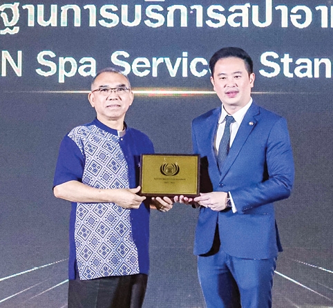 มาตรฐานการบริการ : วุฒิศักดิ์ พิชญกานต์ ผจก.ทั่วไป โรงแรมเซ็นทารา แกรนด์ฯ ลาดพร้าว รับมอบรางวัลมาตรฐานการ
บริการสปาอาเซียน ประจำปี 2568 ของ “สปา เซ็นวารี” จาก จักรพล ตั้งสุทธิธรรม ผช.รมต.กระทรวงการท่องเที่ยวและกีฬา