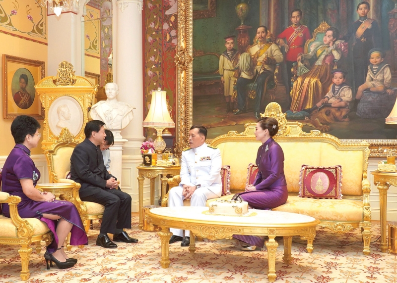 พระบาทสมเด็จพระเจ้าอยู่หัว และ สมเด็จพระนางเจ้าฯ
พระบรมราชินี เสด็จออก ณ พระที่นั่งอัมพรสถาน พระราชวังดุสิต พระราชทานพระบรมราชวโรกาสให้ นายหาน จื้อเฉียง เอกอัครราชทูตสาธารณรัฐประชาชนจีนประจำราชอาณาจักรไทย
เฝ้าทูลละออง
ธุลีพระบาท กราบบังคมทูลลา ในโอกาสที่จะพ้นจาก
หน้าที่ โอกาสนี้
นางหวาง ฮวัน ภริยา
เอกอัครราชทูตฯ ร่วมเฝ้าทูลละอองธุลีพระบาทด้วย เมื่อวันอาทิตย์ที่ 1 มิถุนายน 2568 เวลา 18.47 น.