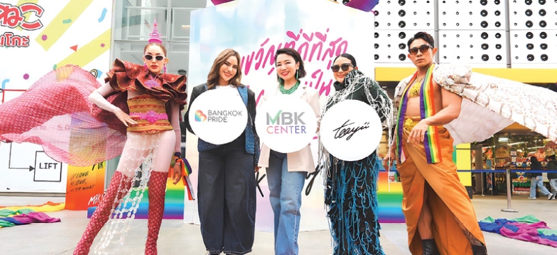 ฉลอง PRIDE MONTH : พุทธชาด ศรีนิศากร ประธานเจ้าหน้าที่บริหารสายการตลาด บมจ.เอ็ม บี เค จัดแคมเปญ “STANDING FOR LOVE” ฉลองเทศกาลแห่งความภาคภูมิใจในความหลากหลายและเท่าเทียมเชื่อมต่อ
ประสบการณ์ใหม่และการใช้ชีวิตที่หลากหลายของทุก Generation ทุกเพศ ทุกวัย ทุกเชื้อชาติ ถึง 29 มิ.ย. ที่ศูนย์การค้าเครือเอ็ม บี เค ได้แก่ เอ็ม บี เค เซ็นเตอร์, พาราไดซ์ พาร์ค และ เดอะไนน์ เซ็นเตอร์ พระราม 9