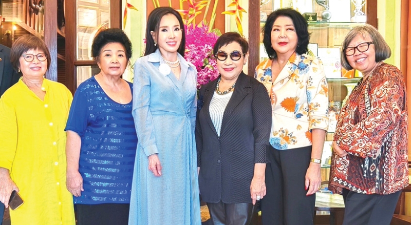 ศิลปะมรดกทางอาหารไทย : มาสเตอร์เชฟ นูรอ โซ๊ะมณี สเต็ปเป้ ผู้ก่อตั้งโรงเรียนสอนทำอาหารและภัตตาคาร บลู เอเลเฟ่นท์ เชิญ อาภัสรา หงสกุล นางงามจักรวาลคนแรกของประเทศไทย ร่วม
รับประทานอาหารไทยต้นตำรับมื้อค่ำสุดหรูในคฤหาสน์เก่าแก่กว่าร้อยปีของกรุงเทพฯ โดยมี ซูซี่ หาญศิริสวัสดิ์, กุสุมา บีเค็นน์, อรวรรณ อินทรทัต และ สุชาดา สเตินเบิร์ก ร่วมงาน ที่ ภัตตาคาร บลู เอเลเฟ่นท์ เขตสาทร