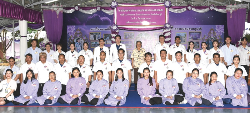 สมเด็จพระกนิษฐาธิราชเจ้า กรมสมเด็จพระเทพรัตนราชสุดาฯ สยามบรมราชกุมารี เสด็จพระราชดำเนินไปทรงเยี่ยมโรงเรียนตำรวจตระเวนชายแดนสิงคโปร์แอร์ไลน์ส เฉลิมพระเกียรติพระบาทสมเด็จพระเจ้าอยู่หัว เนื่องในโอกาสพระราชพิธีมหามงคลเฉลิมพระชนมพรรษา 6 รอบ
5 ธันวาคม 2542 อำเภอสอยดาว จังหวัดจันทบุรี ซึ่งตั้งขึ้นเมื่อปี พ.ศ.2530 จากการร่วมบริจาคซื้อที่ดินของราษฎร เดิมชื่อโรงเรียนตำรวจตระเวนชายแดนบ้านหนองบอน เปิดสอนชั้นอนุบาลถึงประถมศึกษาปีที่ 6 มีนักเรียน 205 คน เมื่อวันจันทร์ที่ 2 มิถุนายน 2568 เวลา 09.42 น.

